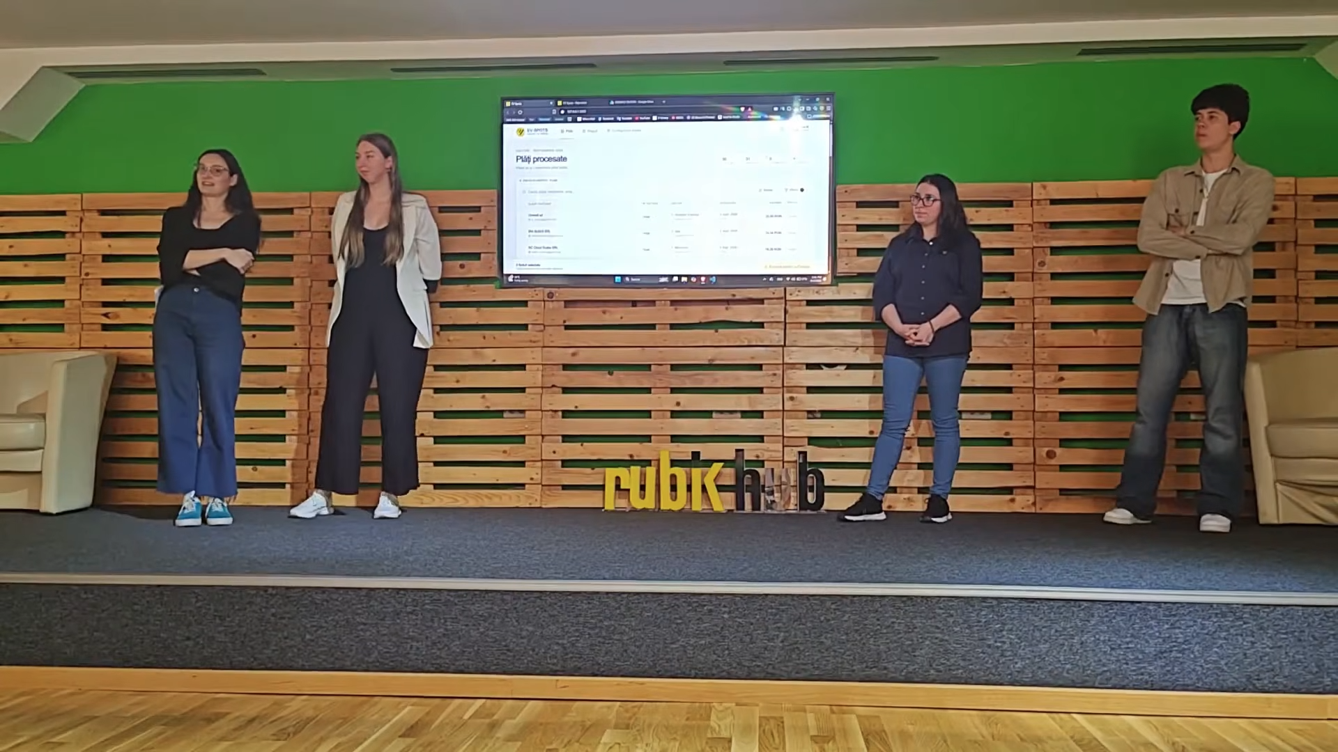 Echipa VoltaX și EV Spots prezentând soluția la Chiatraton